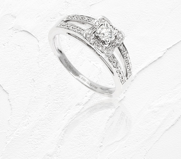 ロイヤルアッシャー ダイヤリング Pt900 D0.24ct D0.1ct 買取実績